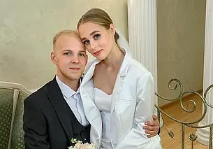 С росписи все вышли в слезах. А танцуют вместе молодожены недели 10 лет