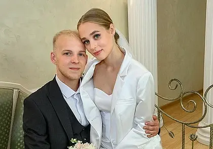 С росписи все вышли в слезах. А танцуют вместе молодожены недели 10 лет