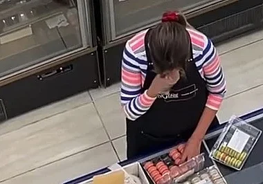 Продавец в Минске дегустировала сладости перед продажей – ее отстранили от работы