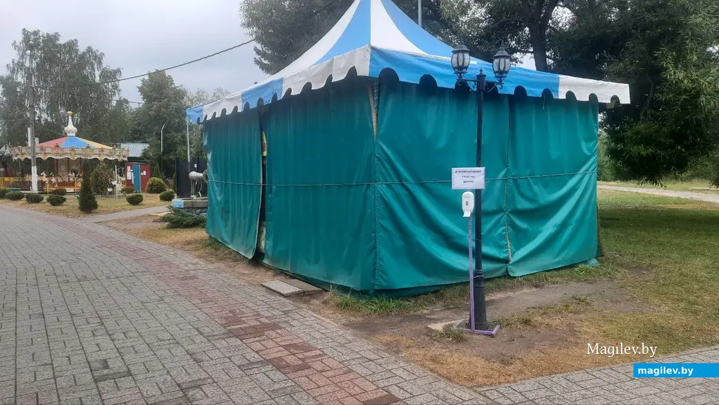 11.09.2022г. Могилев, пр-т Пушкинский. Аттракционы в плохую погоду не работают