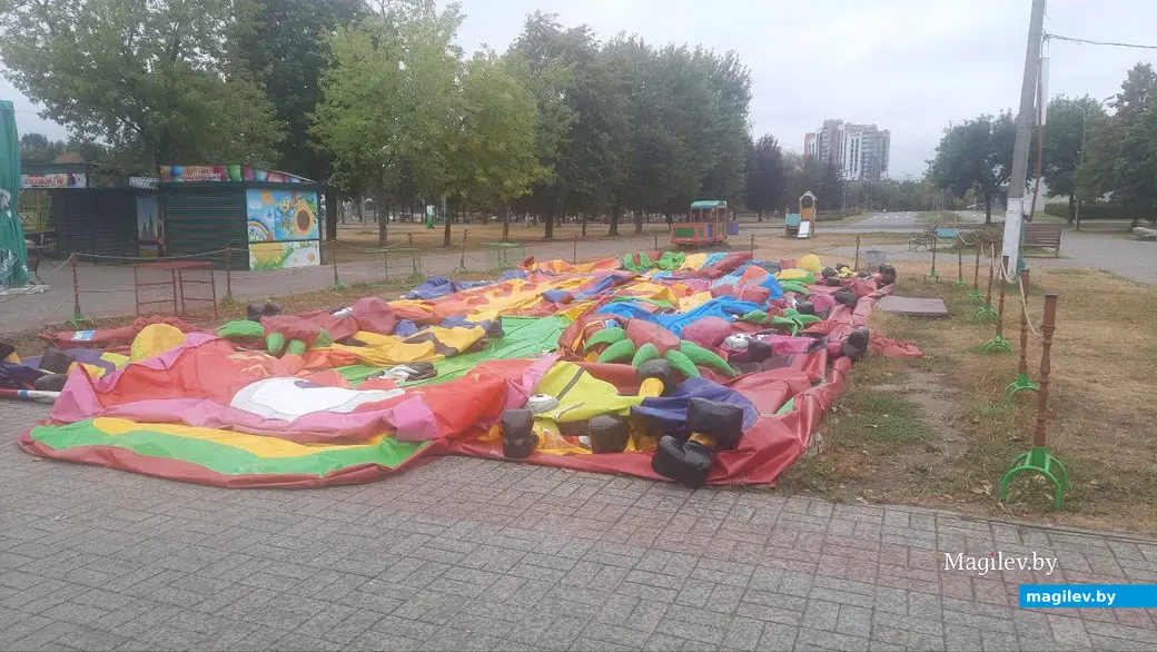11.09.2022г. Могилев, пр-т Пушкинский. Аттракционы в плохую погоду не работают