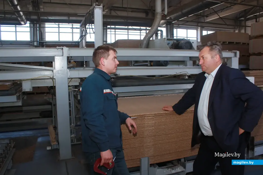 Генеральный директор ОАО «ФанДОК» Андрей Портянков и начальник цеха ДСП Павел Письменский (слева).