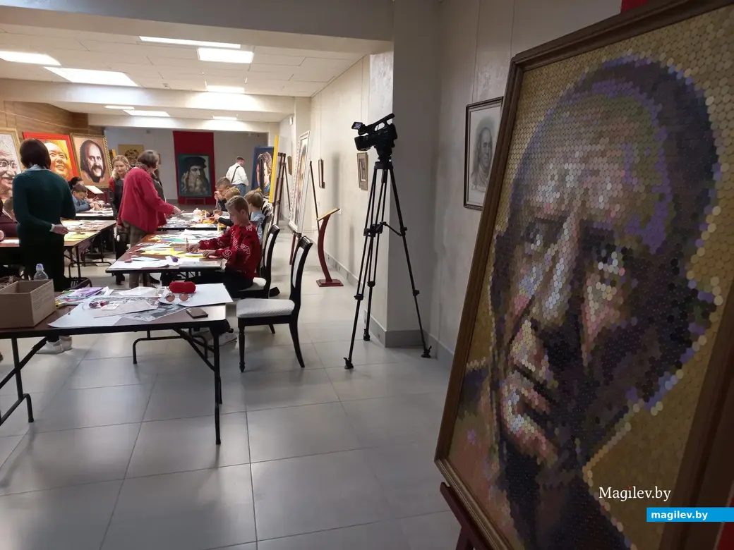 Пабло Пикассо внимательно следит за всем происходящим. Мастер-класс по искусству коллажа. Могилев, выставочный зал Дворца культуры области, 13.09.2022 года.