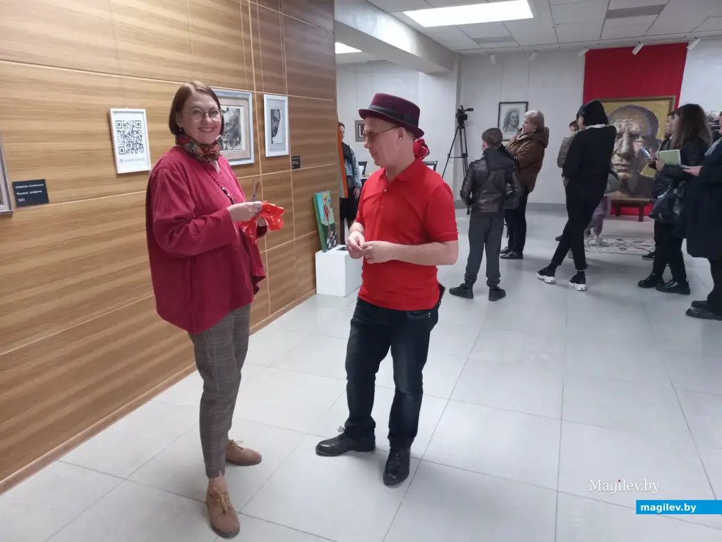 Оксана Красницкая и Вадис Красовский. Мастер-класс по искусству коллажа. Могилев, выставочный зал Дворца культуры области, 13.09.2022 года.