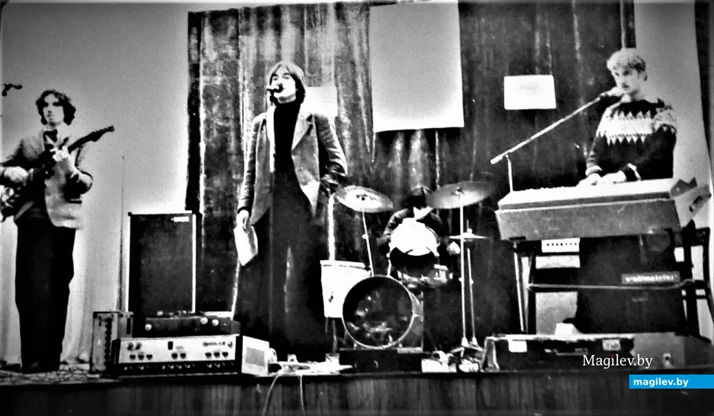 Стройтрестовский ансамбль, за органом – Александр Левашов, добрейшей души человек. Могилев, 1979 год.