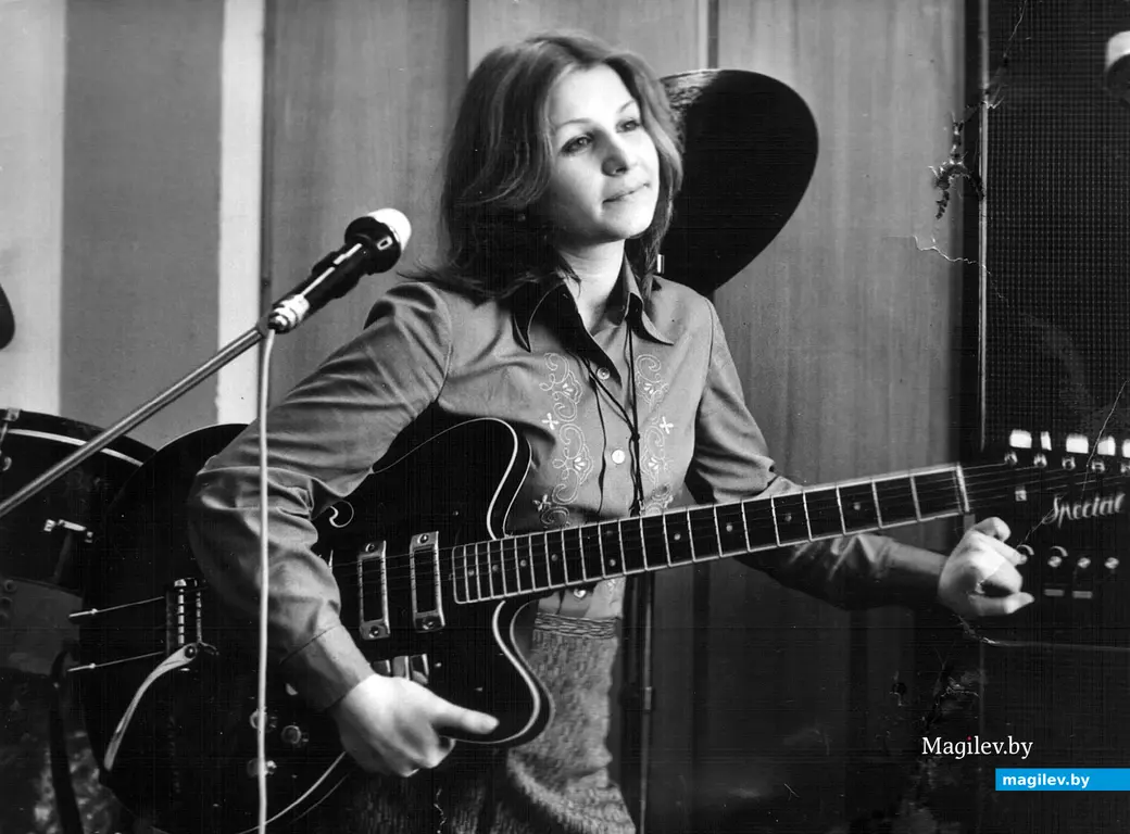 Взять в руки так гитару, как это сделала Алла Левашова, наверное, не смогла бы даже сама Сузи Куатро. Могилев, 1979 год.