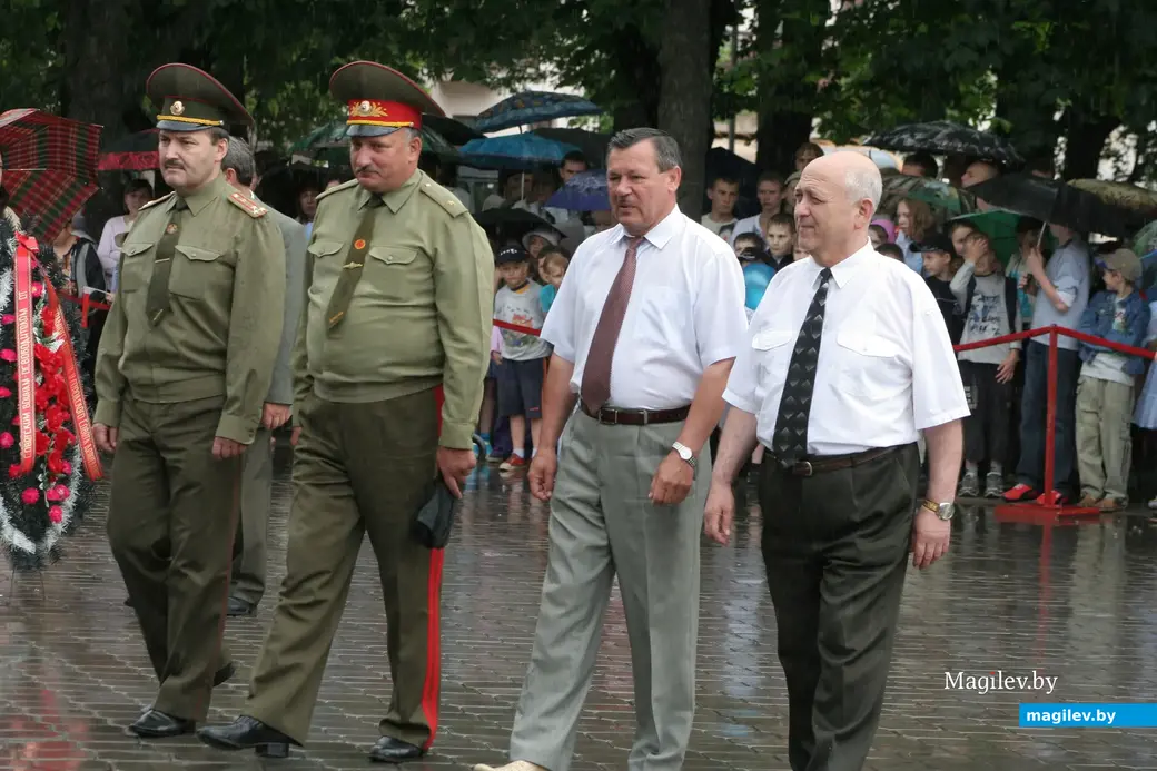 Бобруйск, площадь Победы. Михаил Бондаренко (второй справа) на одном из городских праздников. Справа – тогдашний председатель горсовета депутатов Юрий Бондаренко