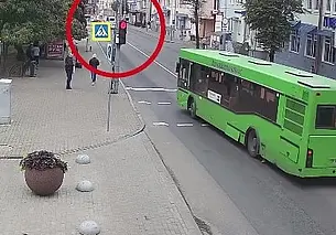 В Могилеве водитель автобуса поехал на красный, едва не сбив пешеходов
