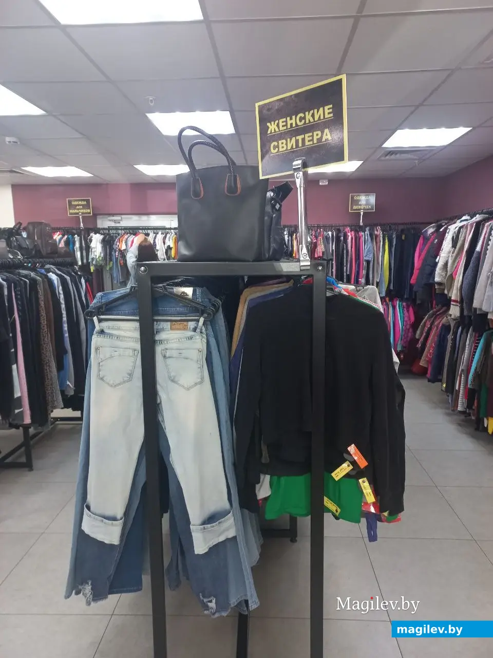 Бобруйск, сентябрь 2022. Прогулка по секонд-хендам. Выбор одежды в таких магазинах довольно велик.