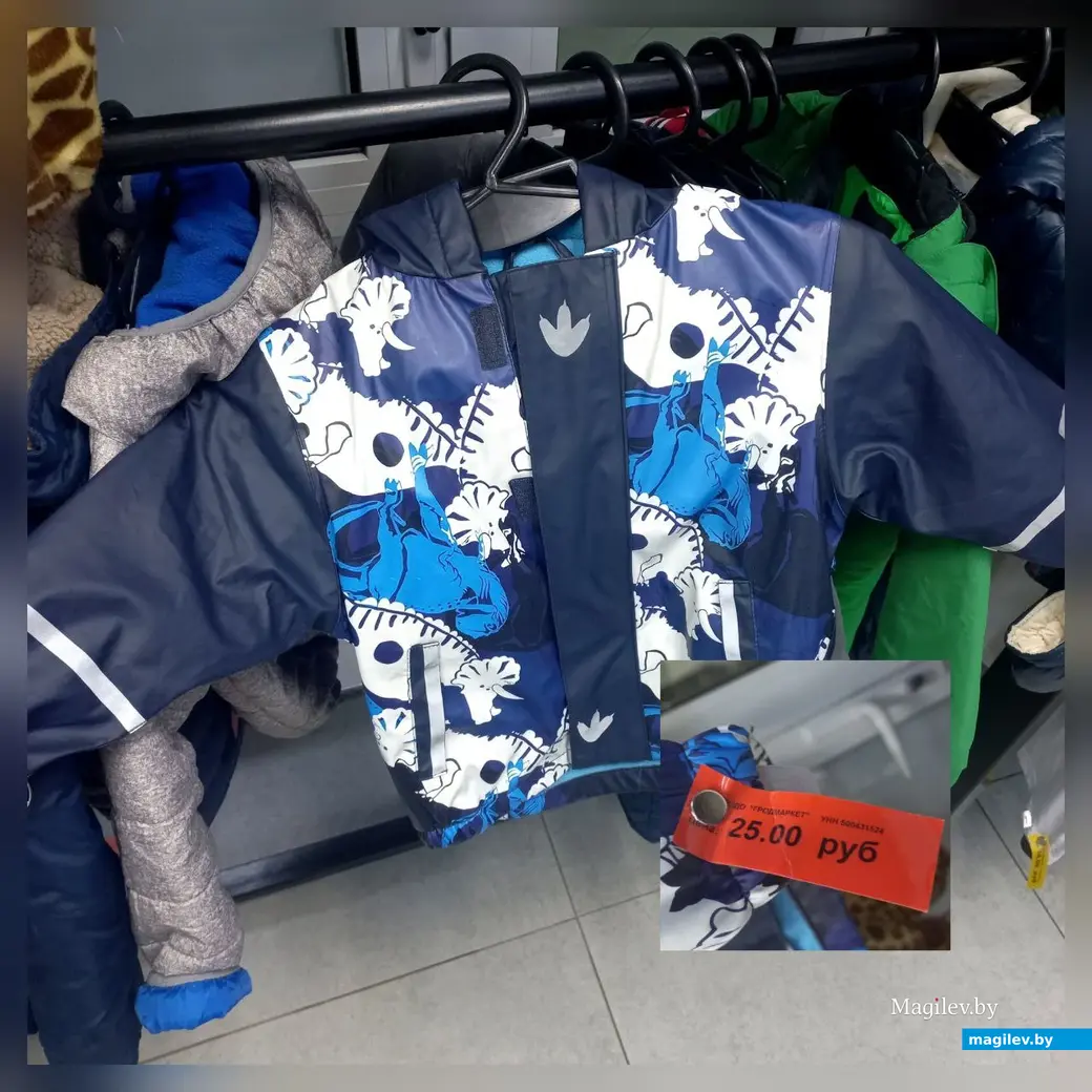 Бобруйск, сентябрь 2022. Прогулка по секонд-хендам. Молодая мама Анастасия обращает наше внимание на отличное качество детских курток.