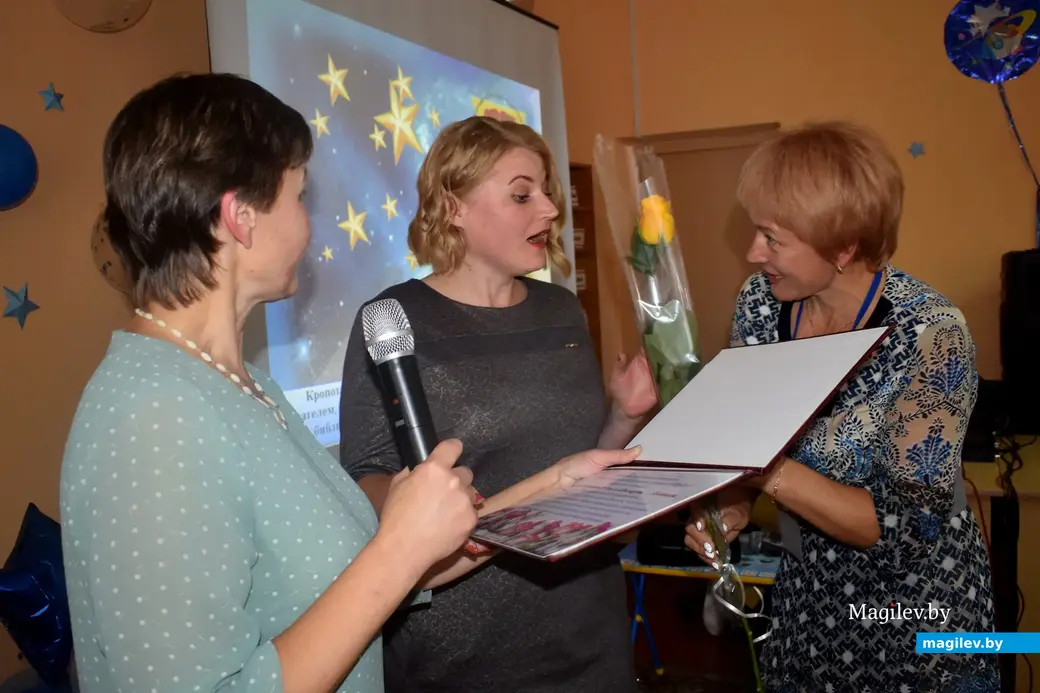 15.09.22, Бобруйск, библиотека №16. Празднование Дня библиотек. Поздравление коллективу 7-й библиотеки с 55-летием принимает заведующая Татьяна Чернявская