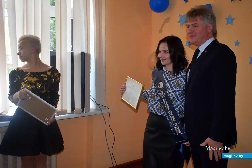 15.09.22, Бобруйск, библиотека №16. Празднование Дня библиотек. Главного библиотекаря отдела библиотечного маркетинга ЦБС Бобруйска Екатерину Кирилюк награждает