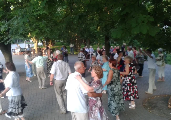 Танцы в Бобруйском парке еще продолжаются
