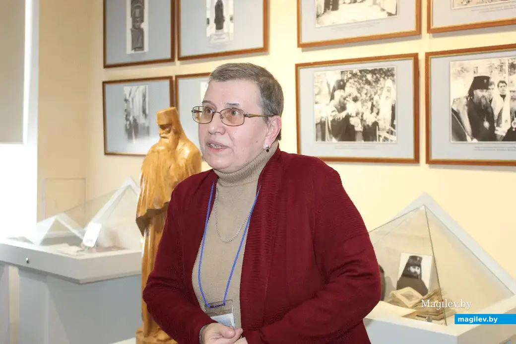 На открытии выставки «Два лика. Одна вера. Одна земля». Могилев, 15 сентября 2022 года. Экскурсию ведет Марина Тарасова.