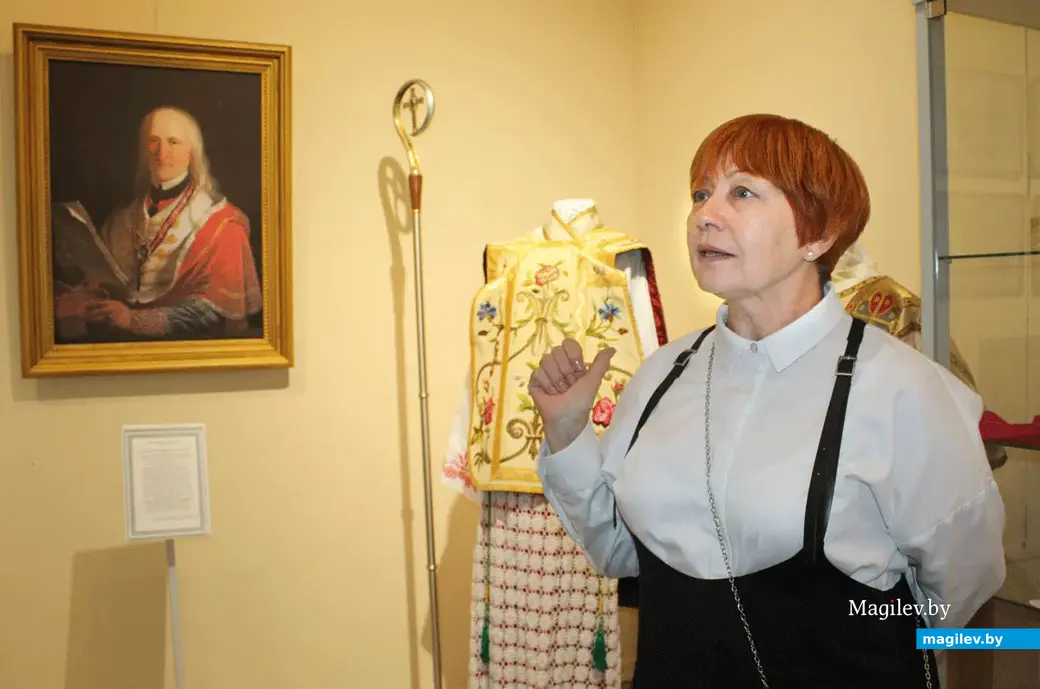 На открытии выставки «Два лика. Одна вера. Одна земля». Могилев, 15 сентября 2022 года. Экскурсию ведет Светлана Рыбакова.