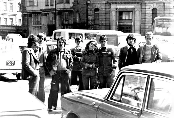 ВИА «Романтики»: в окружении чужих автомобилей. Рига, 1970-е годы.