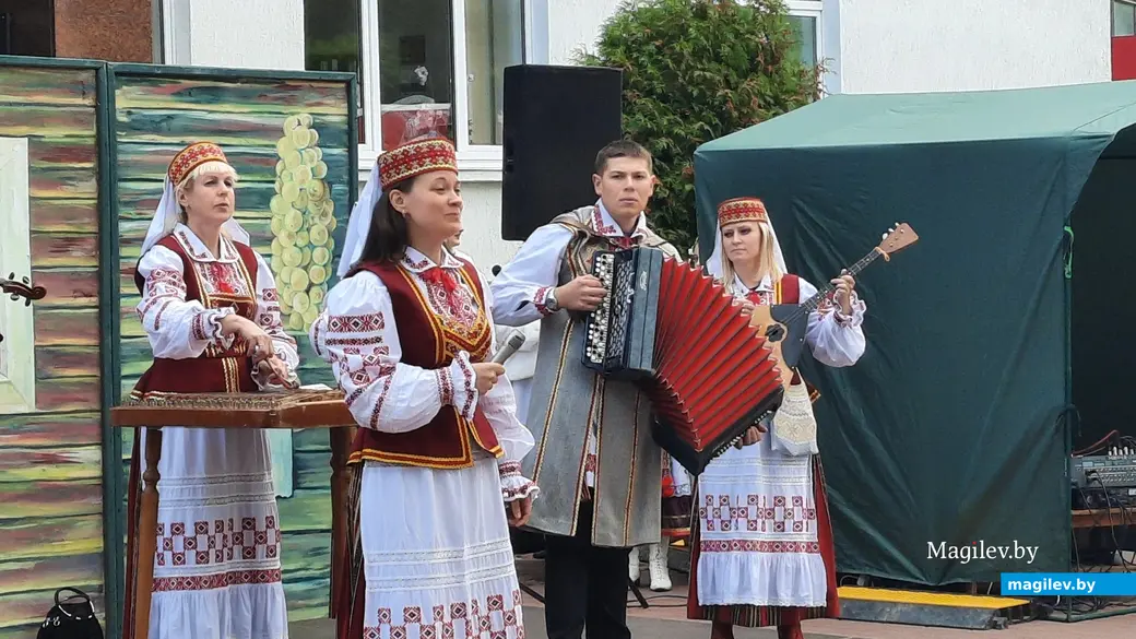 17.09.2022 г. Могилев, Комсомольский сквер. ... и песен