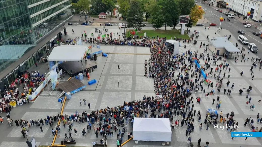 17.09.2022 г. Могилев, пл.Единства. Вот сколько людей собралось послушать праздничный концерт
