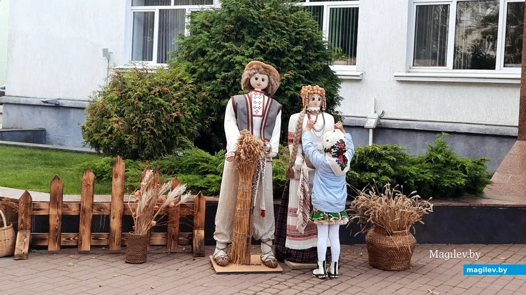 17.09.2022 г. Могилев, Комсомольский сквер.«Ой, а я такие бусики еще не видала! »