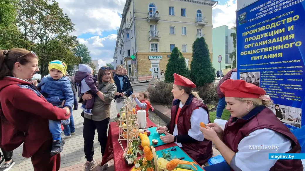 17.09.2022 г. Могилев, Комсомольский сквер. Тот случай, когда тыква превращается... превращается... превращается в украшение стола