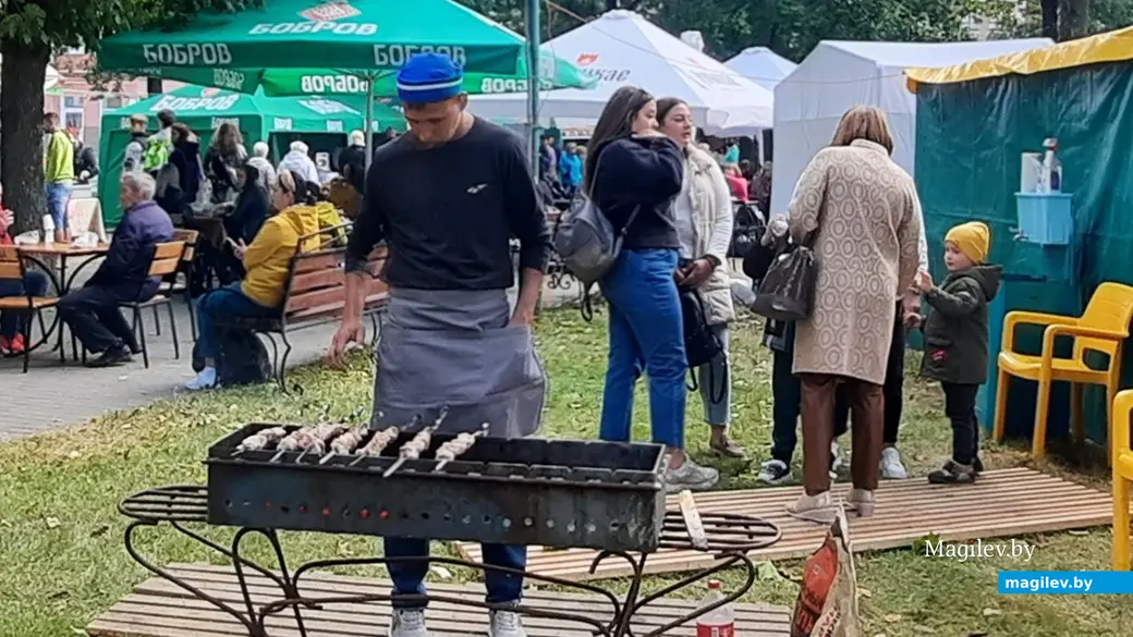 17.09.2022 г. Могилев, Комсомольский сквер. Ну какие народные гулянья без шашлыка?..