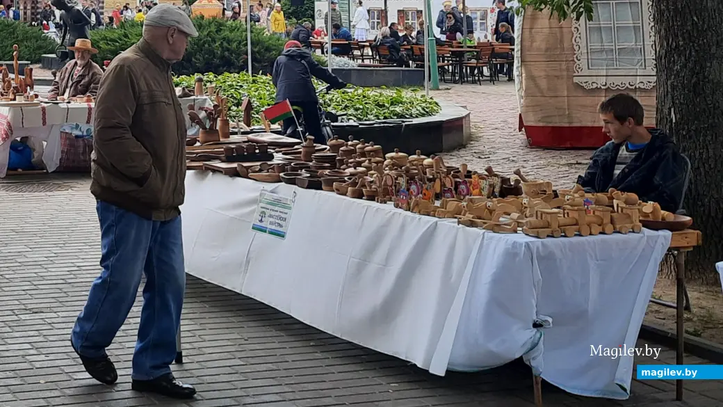 17.09.2022 г. Могилев, Комсомольский сквер. Сувенирчик на память тоже можно прикупить