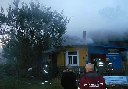 В Бобруйске случился пожар в жилом бараке на улице Пушкина. Фотофакт