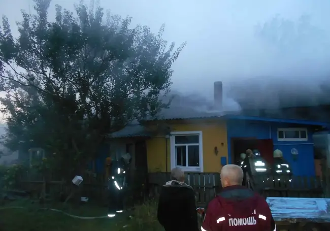 В Бобруйске случился пожар в жилом бараке на улице Пушкина. Фотофакт