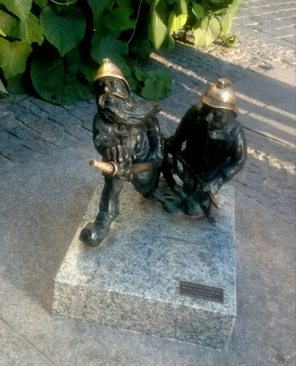 Польша, Вроцлав, лето 2018. Многочисленные фигурки гномов - визитная карточка города.