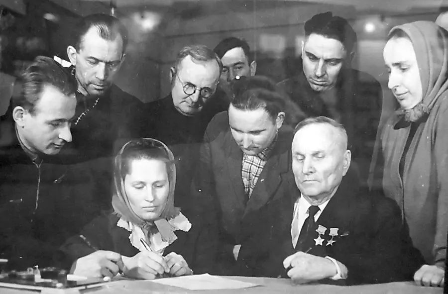 Коллективное фото колхозников. Справа в нижнем ряду Кирилл Орловский. Фото из личного архива Геннадия Волчка.