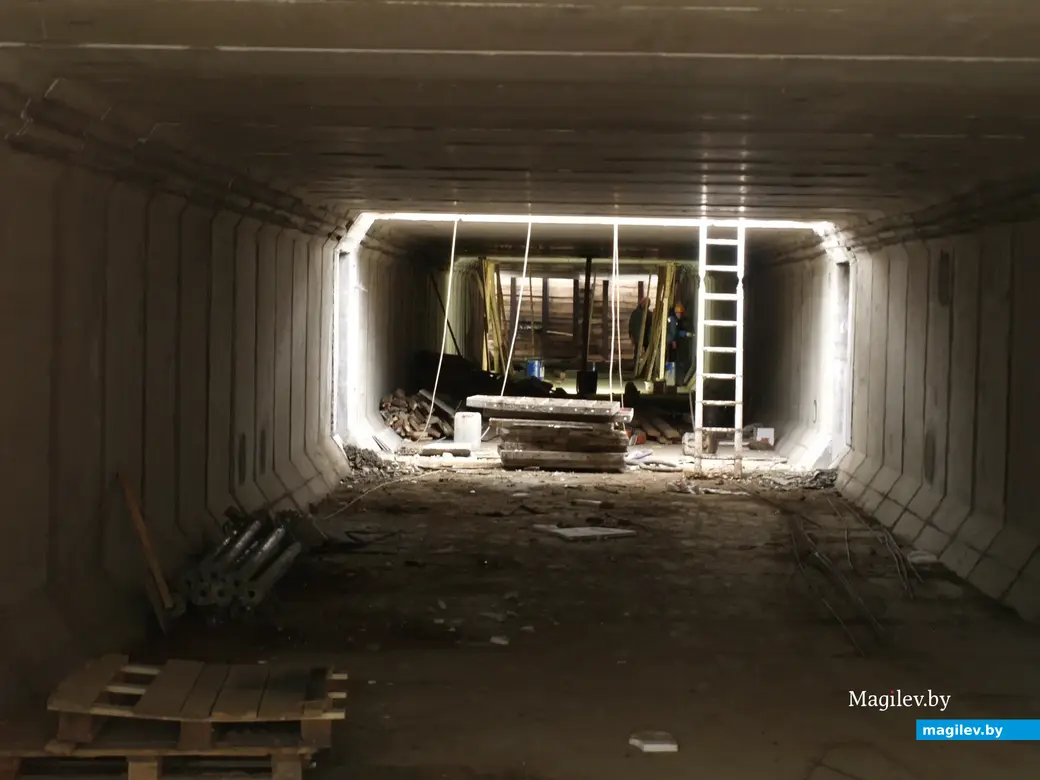 Внутренняя часть перехода, по ней будут передвигаться пешеходы. Но пока тут идут строительно-монтажные работы. Могилев, 21.09.2022 г