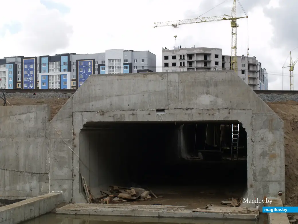 Вход со стороны улицы Строителей. Со временем тут появится красивая входная группа, отделанная керамогранитом. Могилев, 21.09.2022 г