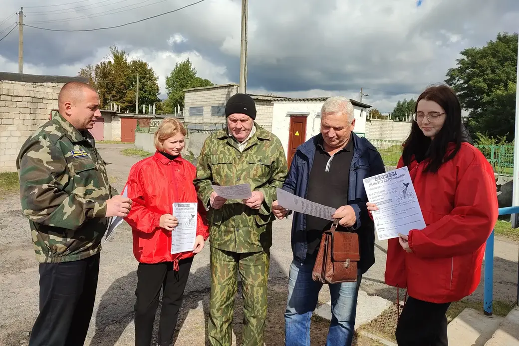 Специалисты Бобруйской природоохраны и БРСМ во время разъяснительной работы о необходимости отказаться от авто.