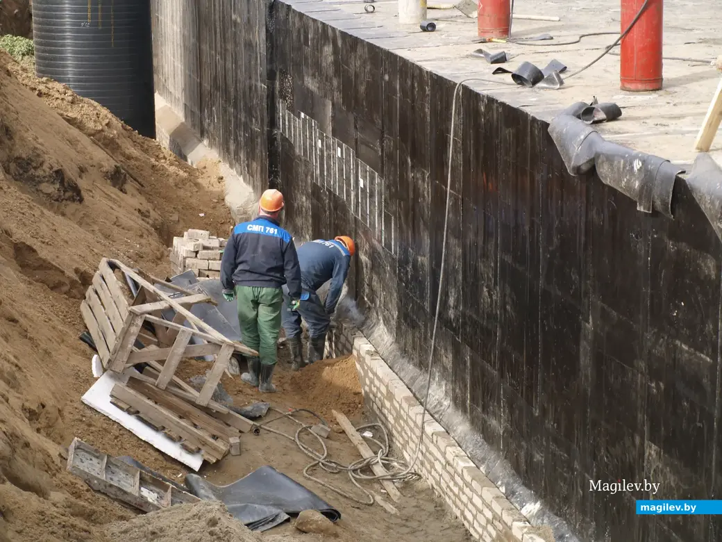 На стройплощадке будущего подземного пешеходного перехода. Могилев, 21.09.2022 г.