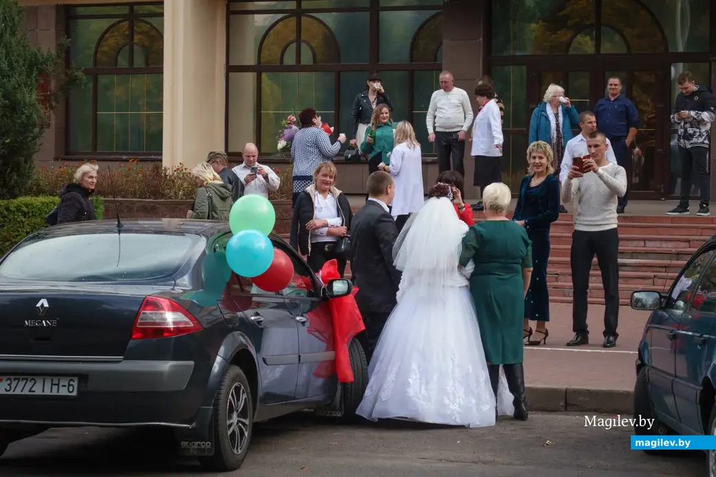 21.09.2022. Бобруйск. Начало осени. Золото пробивается в кронах
