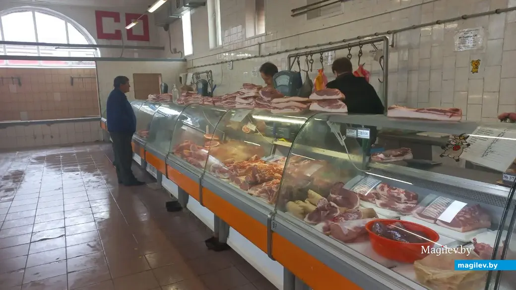 22.09.2022, Бобруйск, Центральный рынок. В мясном павильоне атмосфера мрачноватая и прохладная.