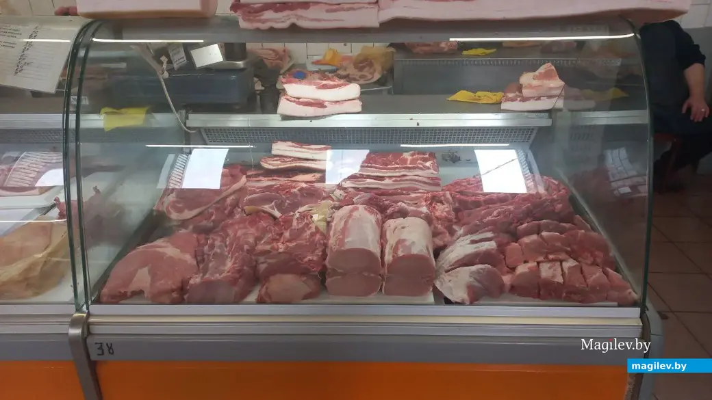 22.09.2022, Бобруйск, Центральный рынок. Выбор мясных продуктов большой, но только свинина. Сало в дефиците, а говядина и баранина, по словам продавцов, спросом не