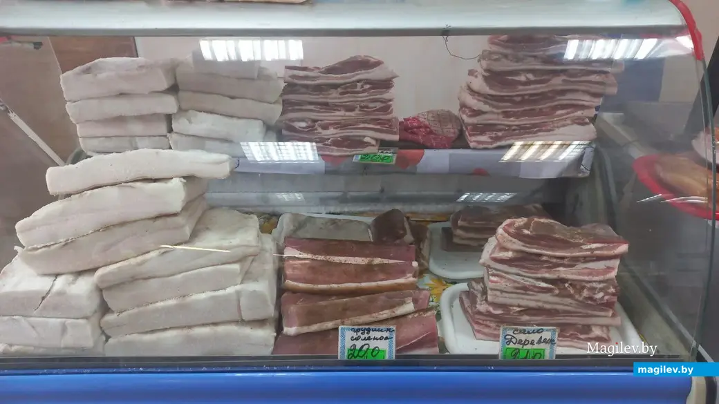 22.09.2022, Бобруйск, Центральный рынок. Такого выбор белого сала нет нигде в городе, уверяют продавцы магазина "Сало"
