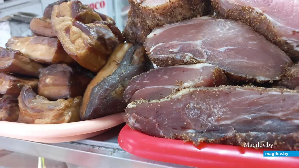 22.09.2022, Бобруйск, ул. Октябрьская, торговые павильоны возле рынка «На Красноармейской». В магазинчике справа от входа на рынок большой выбор вяленого и копченого