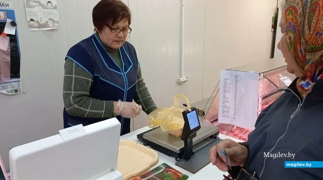 22.09.2022, Бобруйск, мини-рынок ул. 50 лет ВЛКСМ. Продавщица Наталья обслуживает очередного покупателя.