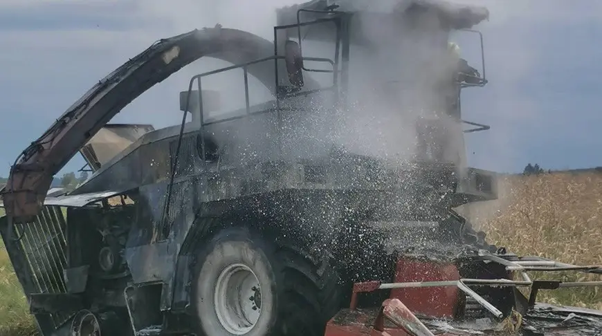 26.09.2022г. В Могилевском районе в поле сгорел комбайн. Фото Могилевского областного УМЧС