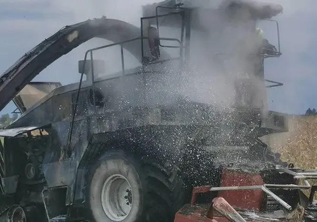 В Могилевском районе в поле сгорел комбайн