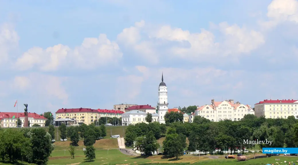 Прогулка на теплоходе по реке Днепр в Могилеве. Август 2022 года. Вид на историческую часть города Могилева.