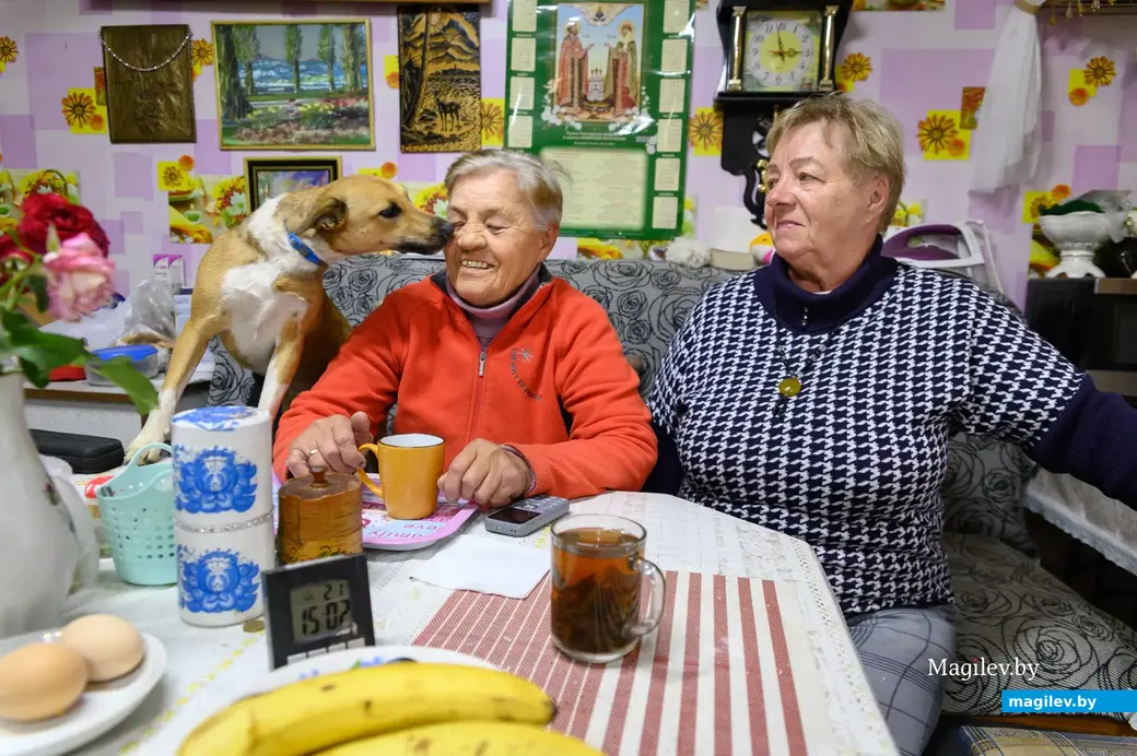 13.09.2022. Бобруйск. Валентина Гущина (слева) и ее подруга Татьяна Лапковская.