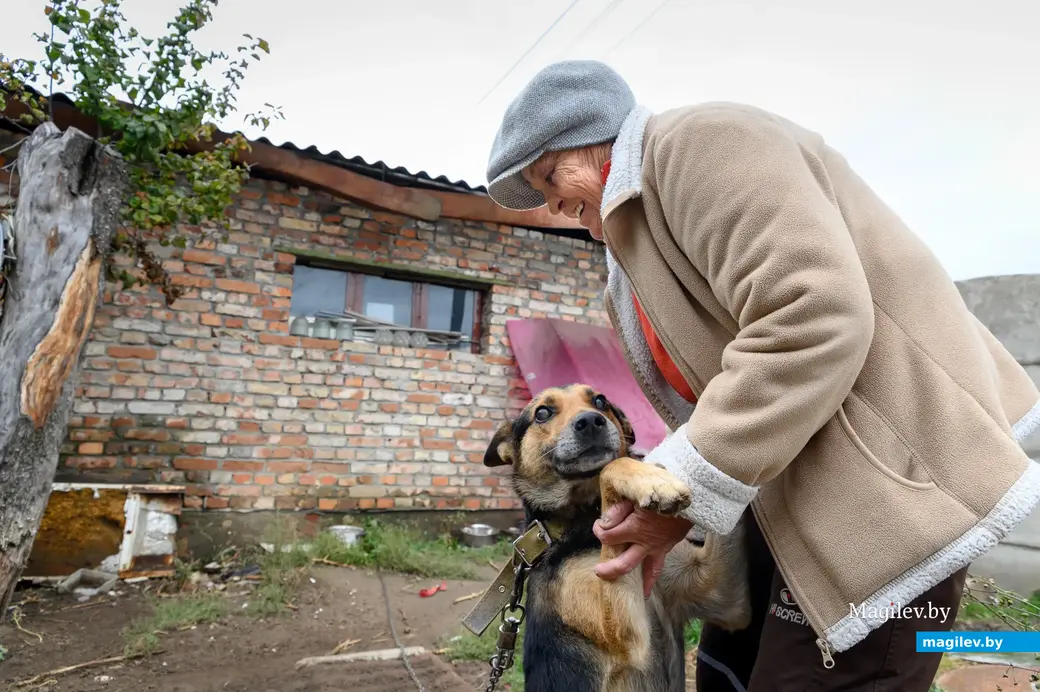 13.09.2022. Бобруйск. Валентина Гущина во дворе своего дома.