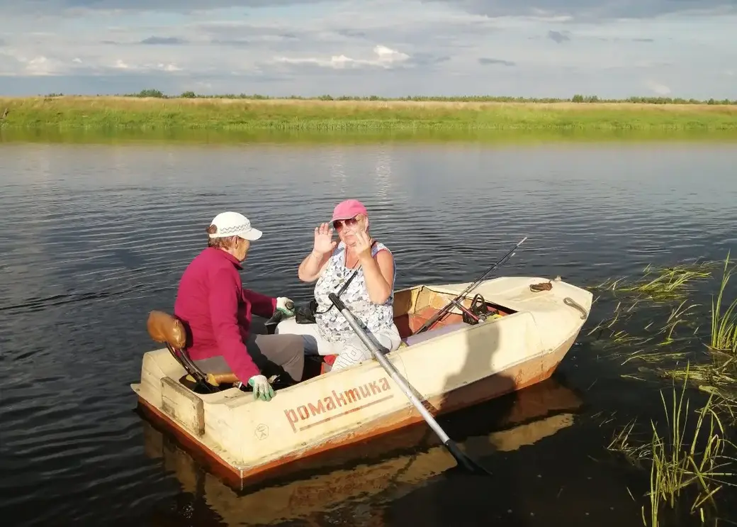 Бобруйск. Валентина Гущина (слева) и ее подруга Татьяна Лапковская на рыбалке.