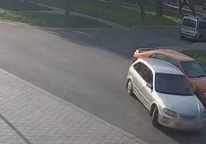 Могилевчанка наехала на припаркованный автомобиль и скрылась с места аварии. Видео