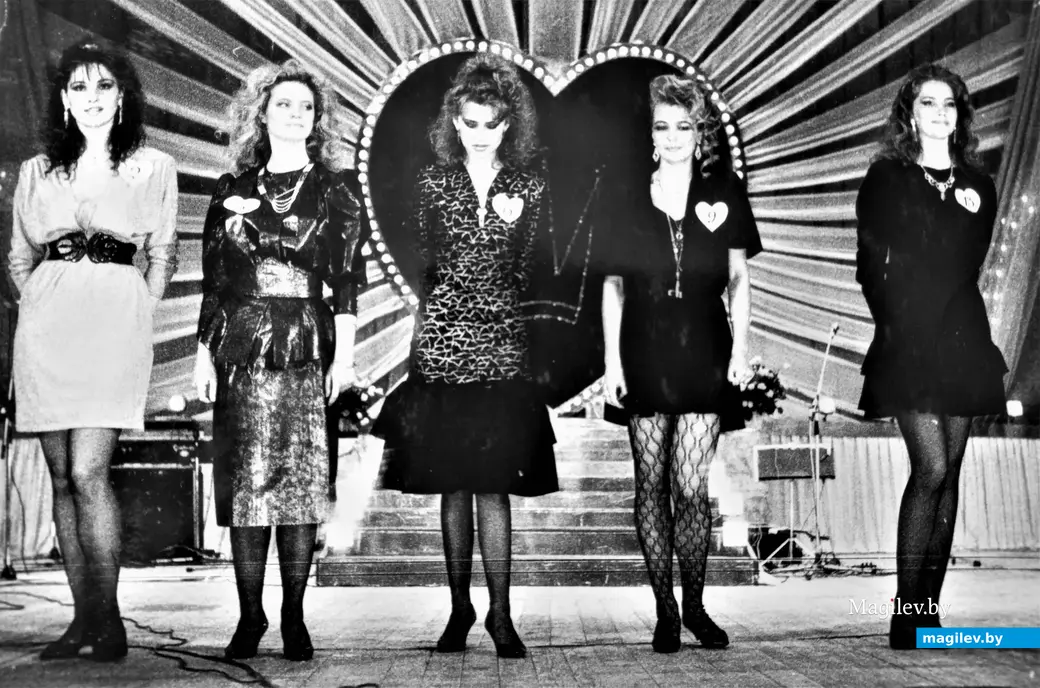 Финалистки первого городского конкурса красоты «Могилевская красавица». ДК «Химволокно», вторая половина 1980-х годов. Чем не фотографическая картина маслом? Фото Сергея