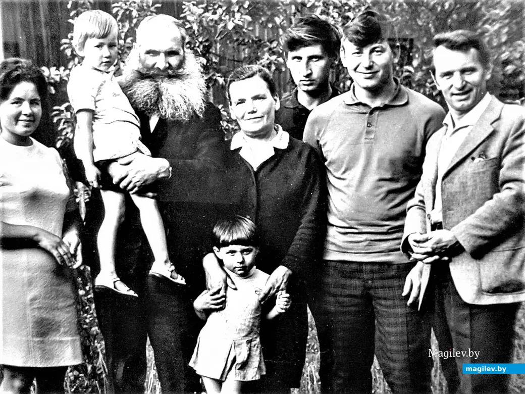 Один из тех редких случаев, когда Николай Желудович (крайний справа) сфотографирован с героями собственного фоторепортажа. Могилев, 1970-е годы.