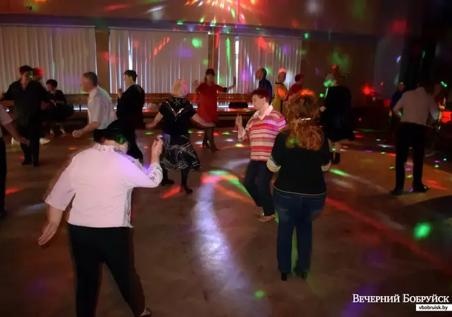 Во Дворце искусств Бобруйска открываются танцы «кому за…»